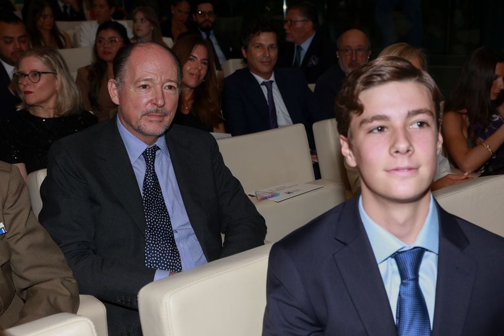 Simeón de Bulgaria, en primer plano, sentado delante de su tío, el príncipe Konstantin