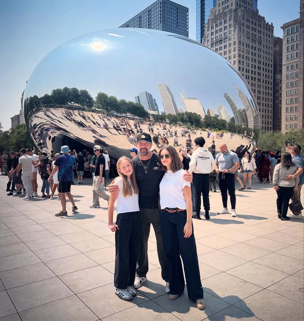 Gabriel Soto y sus hijas posando en Cloud Gate, conocido como 'The Bean', por su forma de frijol.