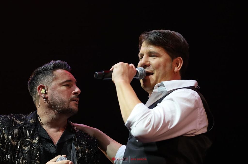 Plano medio de Andy y Lucas durante un concierto en Sevilla 2024