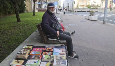 Álvaro Pazos, el ferrolano que tiene 3.000 libros y los vende en la calle porque «la cultura hay que aprovecharla»