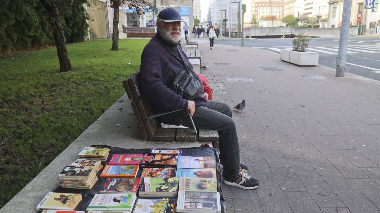 Álvaro Pazos, el ferrolano que tiene 3.000 libros y los vende en la calle porque «la cultura hay que aprovecharla»