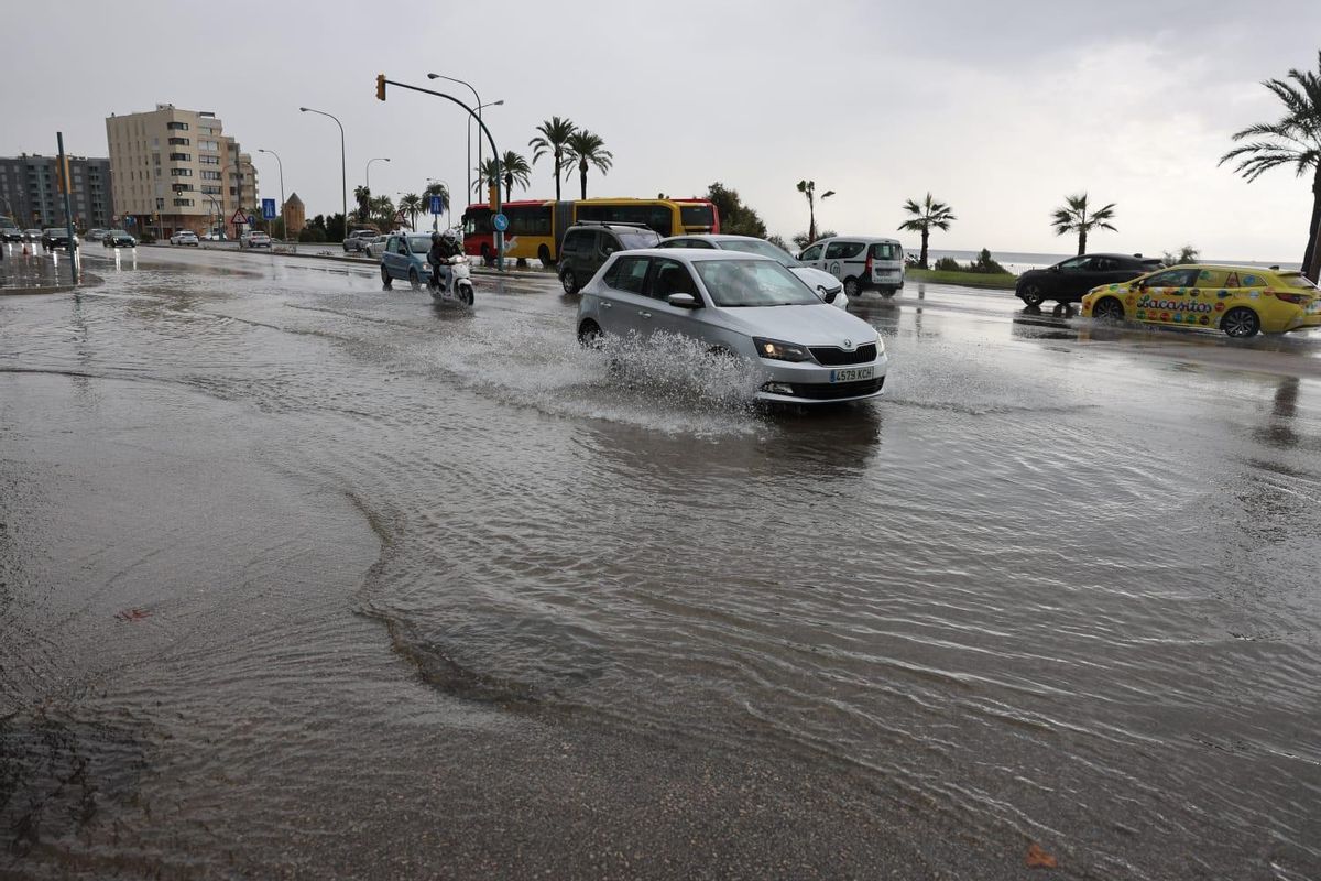 Las intensas lluvias han ocasionado también problemas de tráfico, en especial en el Paseo Marítimo