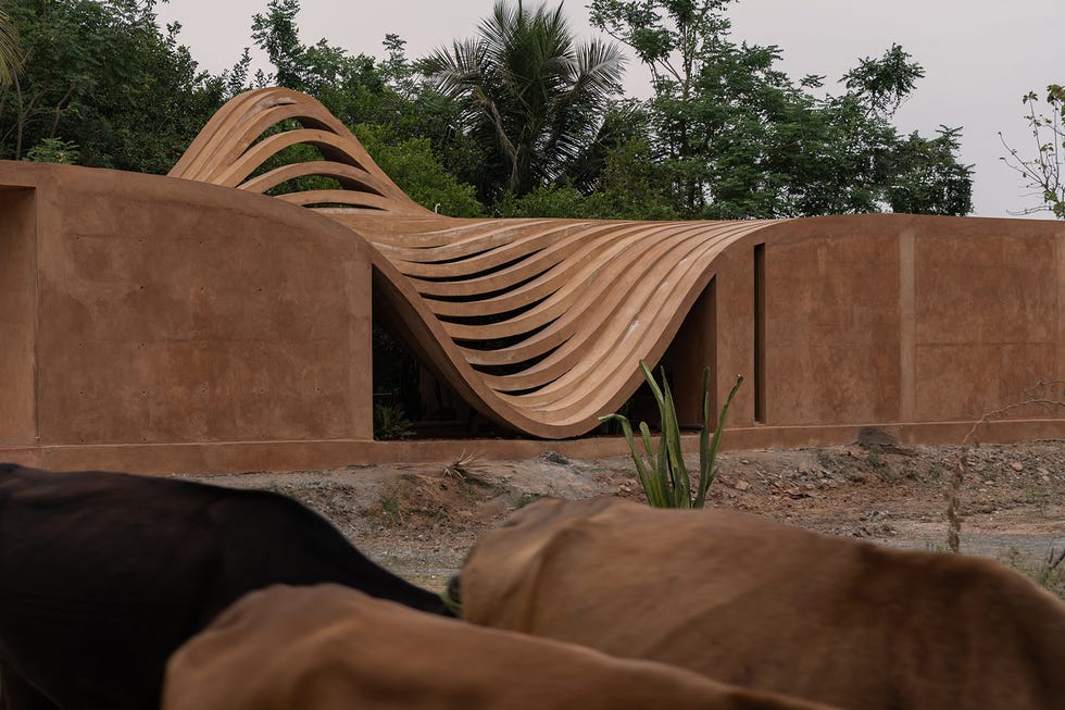 una casa de campo de barro y escultural con tejado en curva