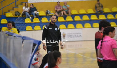 Faisal Salmi, entrenador del T-Maravilla Melilla, en el banquillo durante un partido.