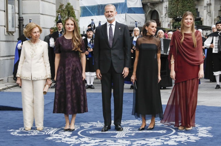 Los Reyes con sus hijas y la Reina Sofía.