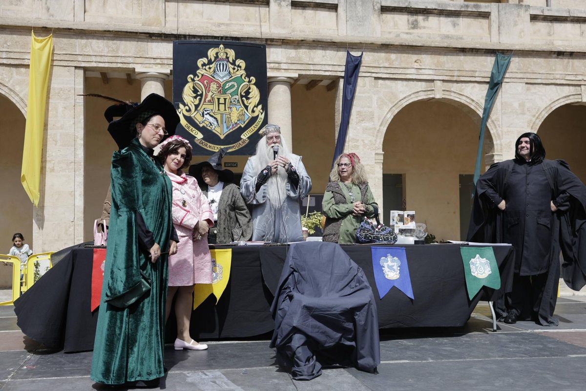 Los profesores de Hogwarts, preparados para la ceremonia del sombrero seleccionador.