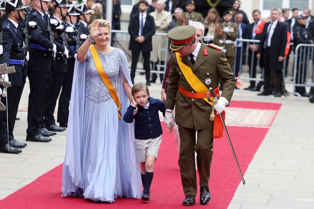 Charles de Luxemburgo se tapa los oídos durante la proclamación de sus padres como Grandes Duques de Luxemburgo