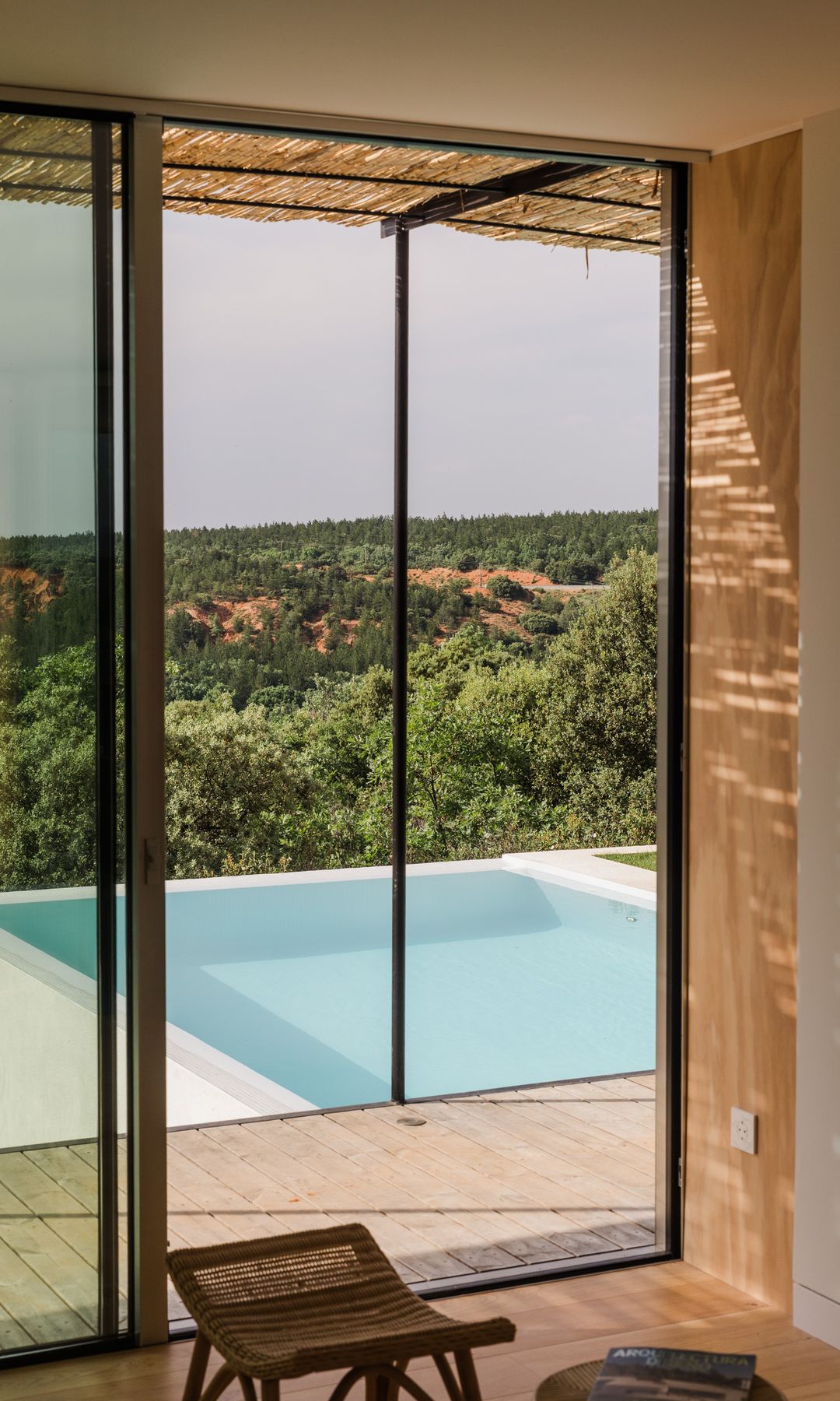 Vista de la piscina desde el interior de la casa