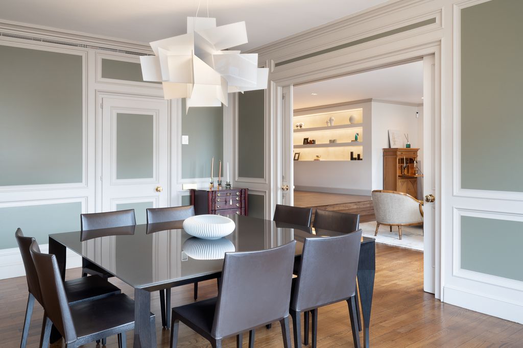 Comedor con paredes pintadas y muebles oscuros