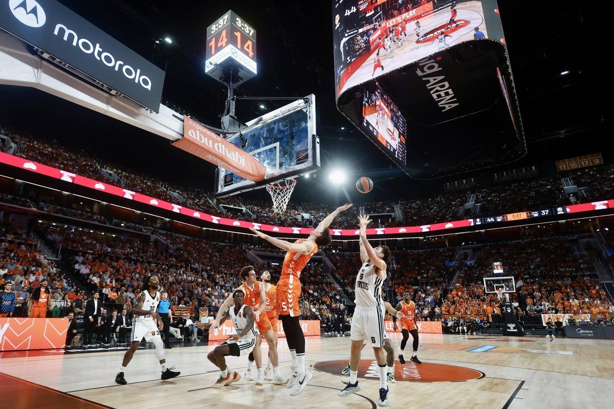 Valencia. Estreno del pabellón Roig Arena con baloncesto. Partido de Vakencia Basket masculino contra el Virtus de Bolonia en partido de Euroliga. VLC SPD