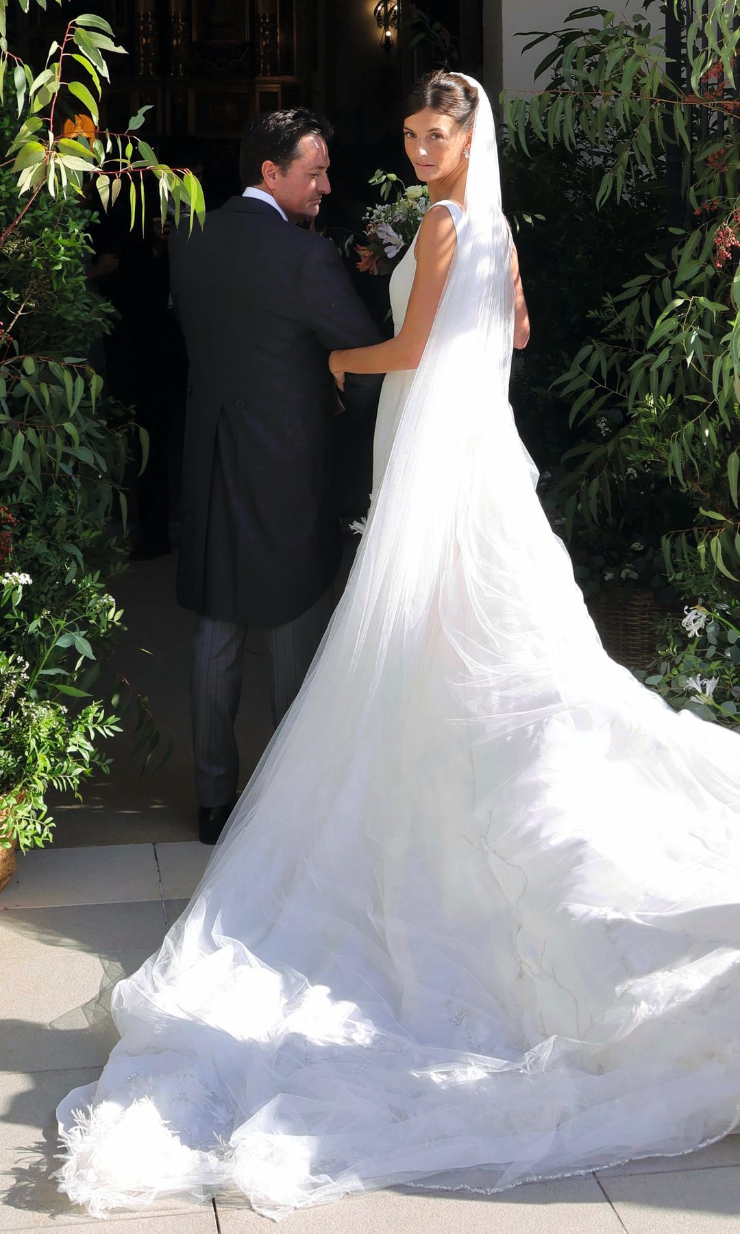 La llegada de Victoria, del brazo de su padrino