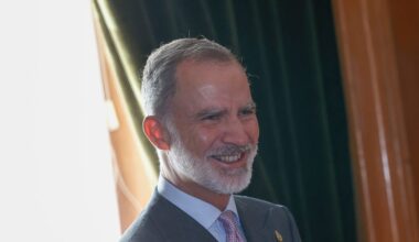 Felipe VI interrumpe de forma inesperada el posado de las audiencias de los Premios Princesa de Asturias