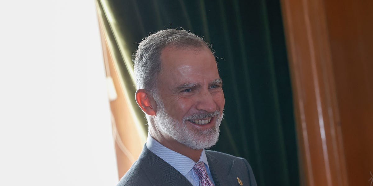 Felipe VI interrumpe de forma inesperada el posado de las audiencias de los Premios Princesa de Asturias