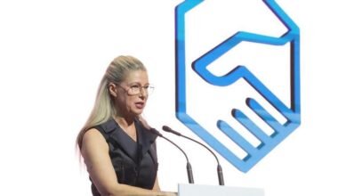 La alegría de Anne Igartiburu tras completar la colección de cromos del Athletic