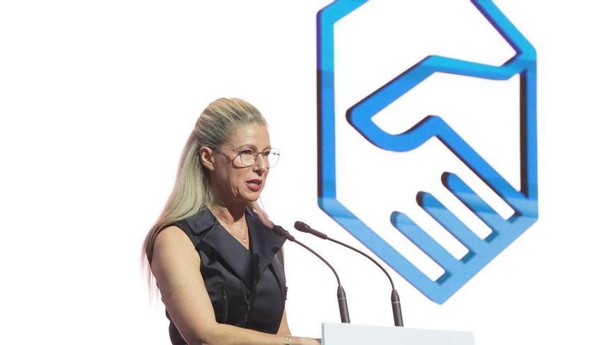 La alegría de Anne Igartiburu tras completar la colección de cromos del Athletic