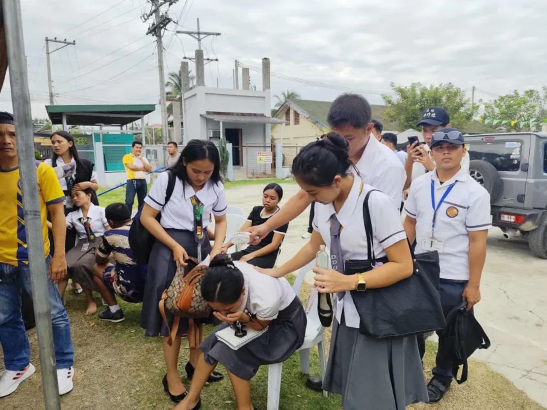 Los estudiantes del Davao De Oro State College son evacuados a un lugar seguro luego de un sismo de magnitud 7,5 que azotó partes de la región de Davao, en Davao, Filipinas, el 10 de octubre de 2025.
