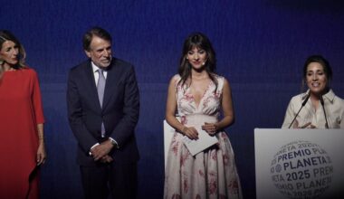 La invitada mejor vestida de los Premios Planeta 2025 con un vestido de una firma de San Sebastián