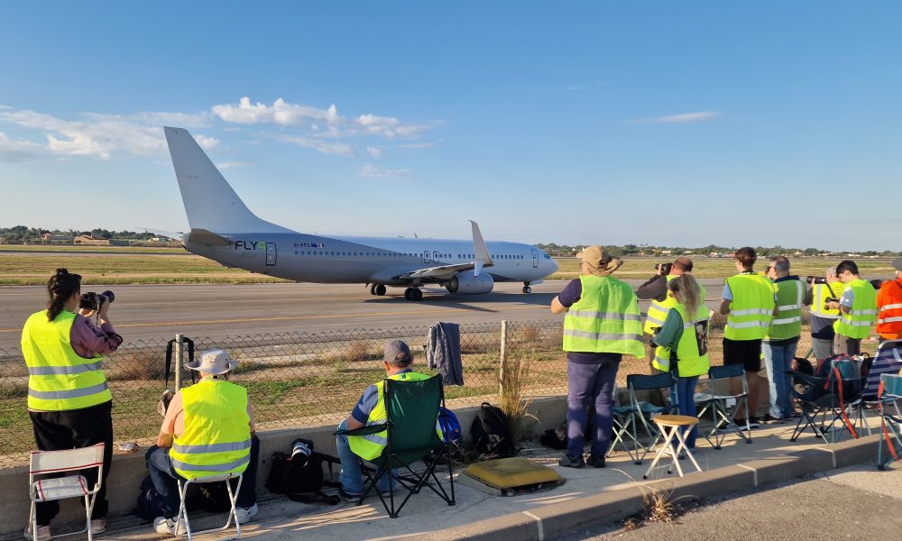 Más de 60 fotógrafos aficionados disfrutan de la jornada de puertas abiertas del aeropuerto de Elche