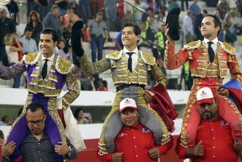Una triple puerta grande por la libertad en Ciudad Juárez