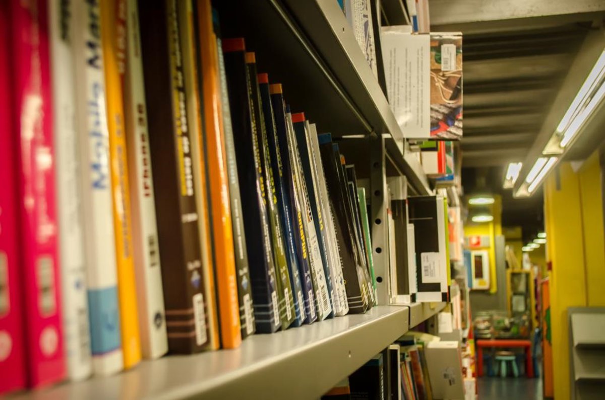 Más de medio millón de alumnos madrileños se benefician del programa Accede, el sistema de préstamo de libros de texto