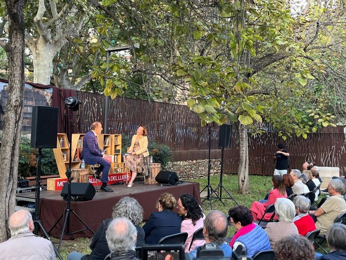 El conseller de Justicia y Calidad Democrática, Ramon Espadaler, y la autora del libro, Montserrat Tura