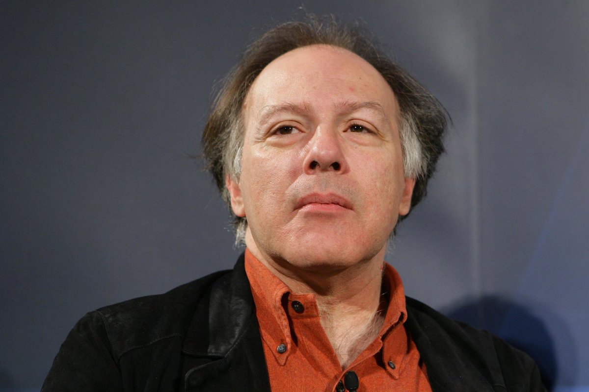 Alfaguara publica este jueves el último libro de artículos de Javier Marías, 'Así que pasen treinta años'