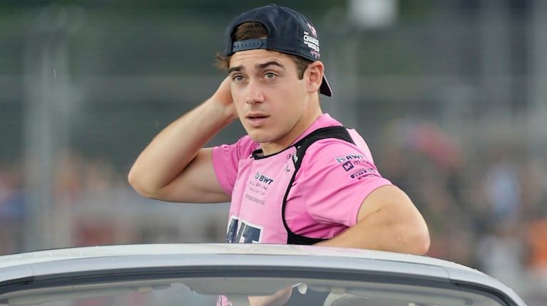 Franco Colapinto reveló que siempre se pone el uniforme comenzando por el lado derecho. (Foto: AP).