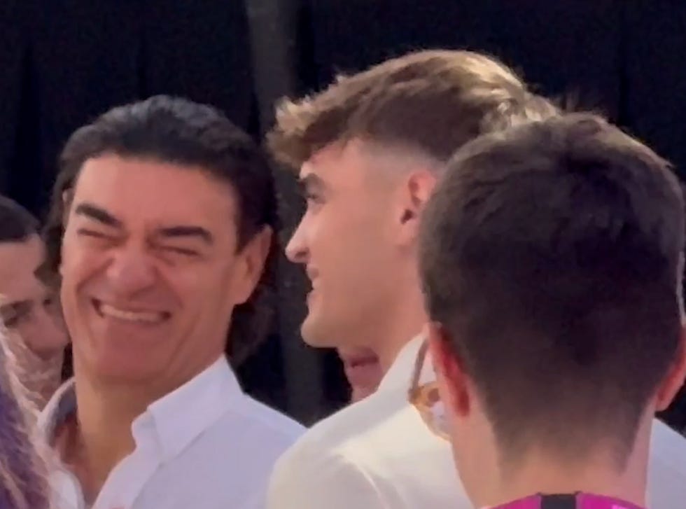 gabriel guevara y su padre michel guevara en una fiesta en ibiza
