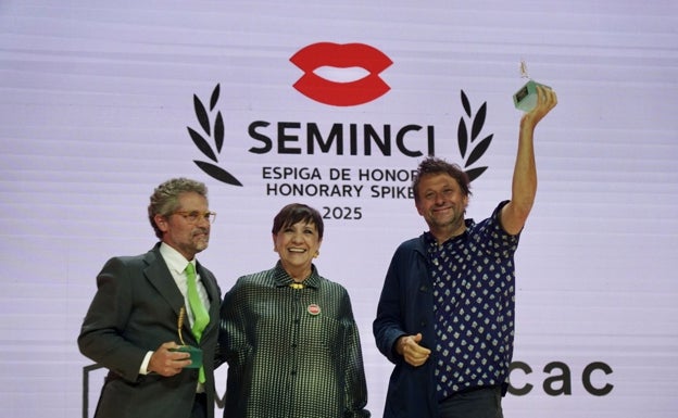 Sergi Casamitjana y Gonzalo Salazar-Simpson, directores de la ECAM y la ESCAC, recogen las Espigas de Honor