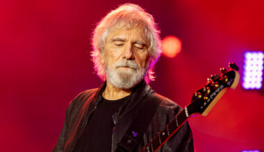 La nieta de Geezer Butler (Black Sabbath) rinde tributo a Ozzy Osbourne cantando uno de sus grandes clásicos y su abuelo lo celebra en redes