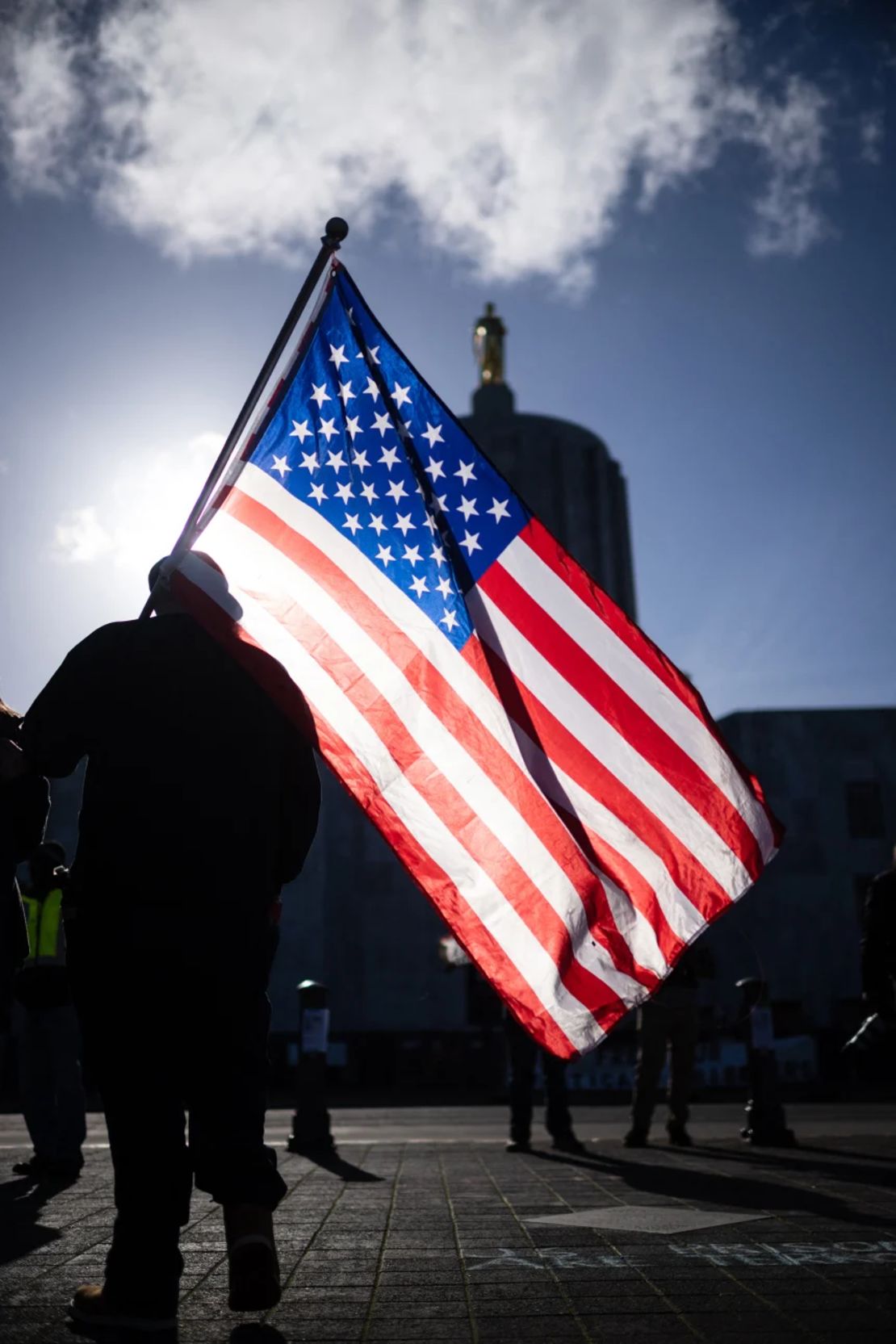 Un miembro de los Proud Boys frente al Capitolio del estado de Oregon durante una manifestación de ultraderecha, el 8 de enero de 2022, en Salem.