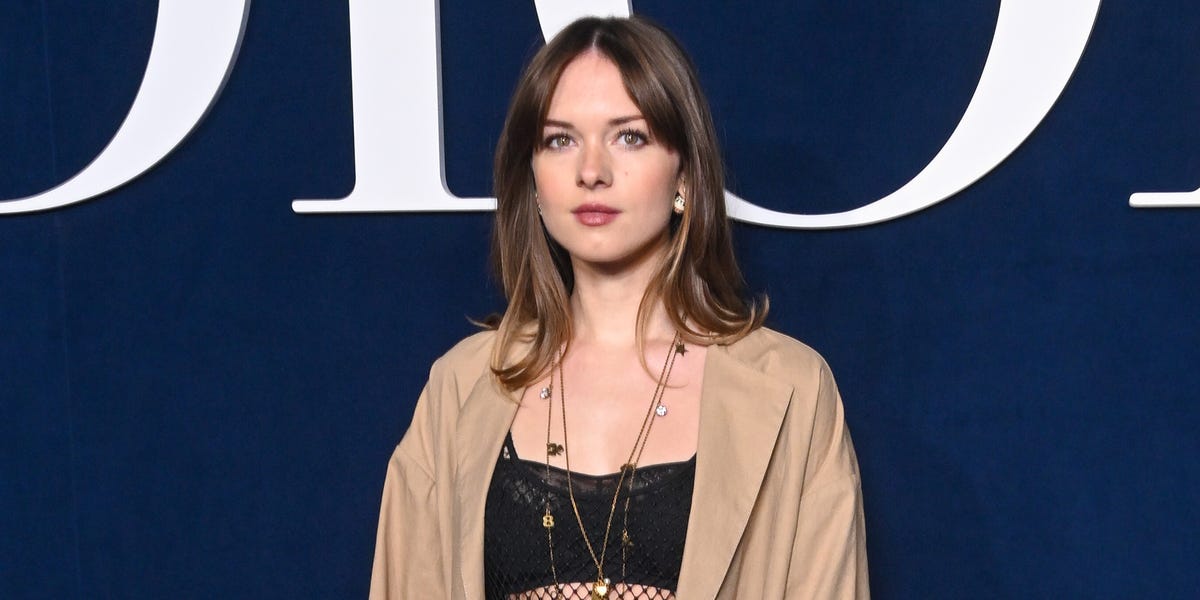 Stella Banderas sorprendió con un segundo vestido de novia satinado en su boda con Alex Gruszynski en Valladolid