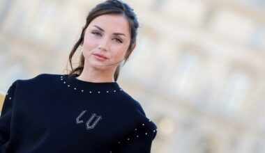 Con una sudadera negra y una minifalda, Ana de Armas se ha convertida en la más estilosa de París