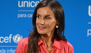 La reina Letizia se apunta a la falda de cuero con la versión más atrevida en color coral