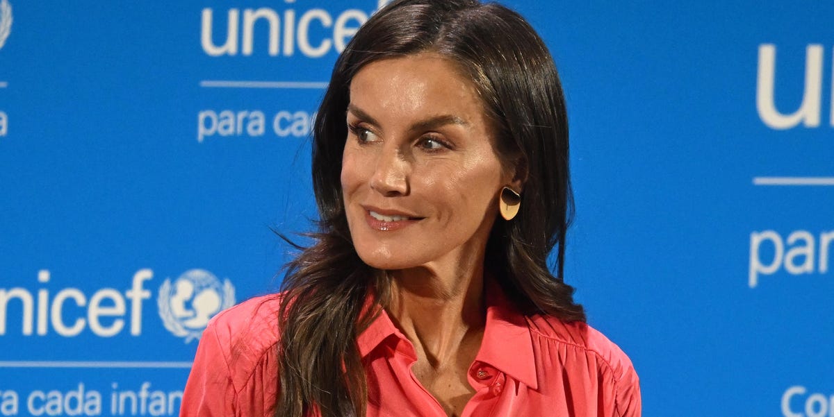 La reina Letizia se apunta a la falda de cuero con la versión más atrevida en color coral