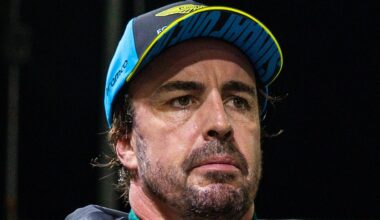 Isack Hadjar, sobre su duelo con el Aston Martin F1 de Fernando Alonso en el GP de Singapur: "Está gruñón..."