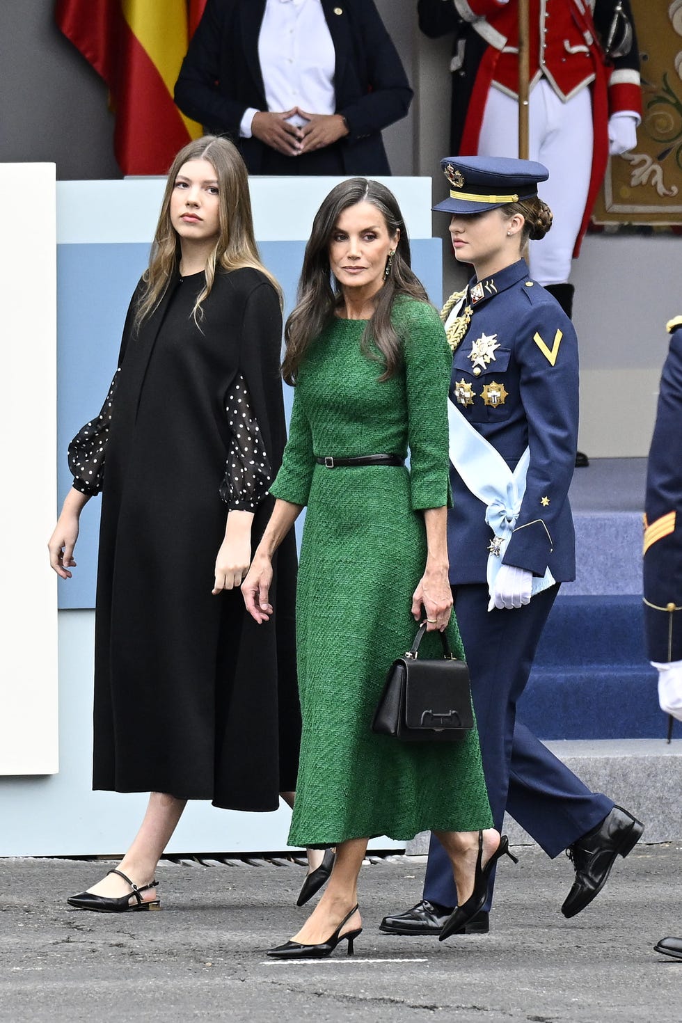 la reina letizia brilla en el dia de la hispanidad con un vestido verde que recuerda a kate middleton
