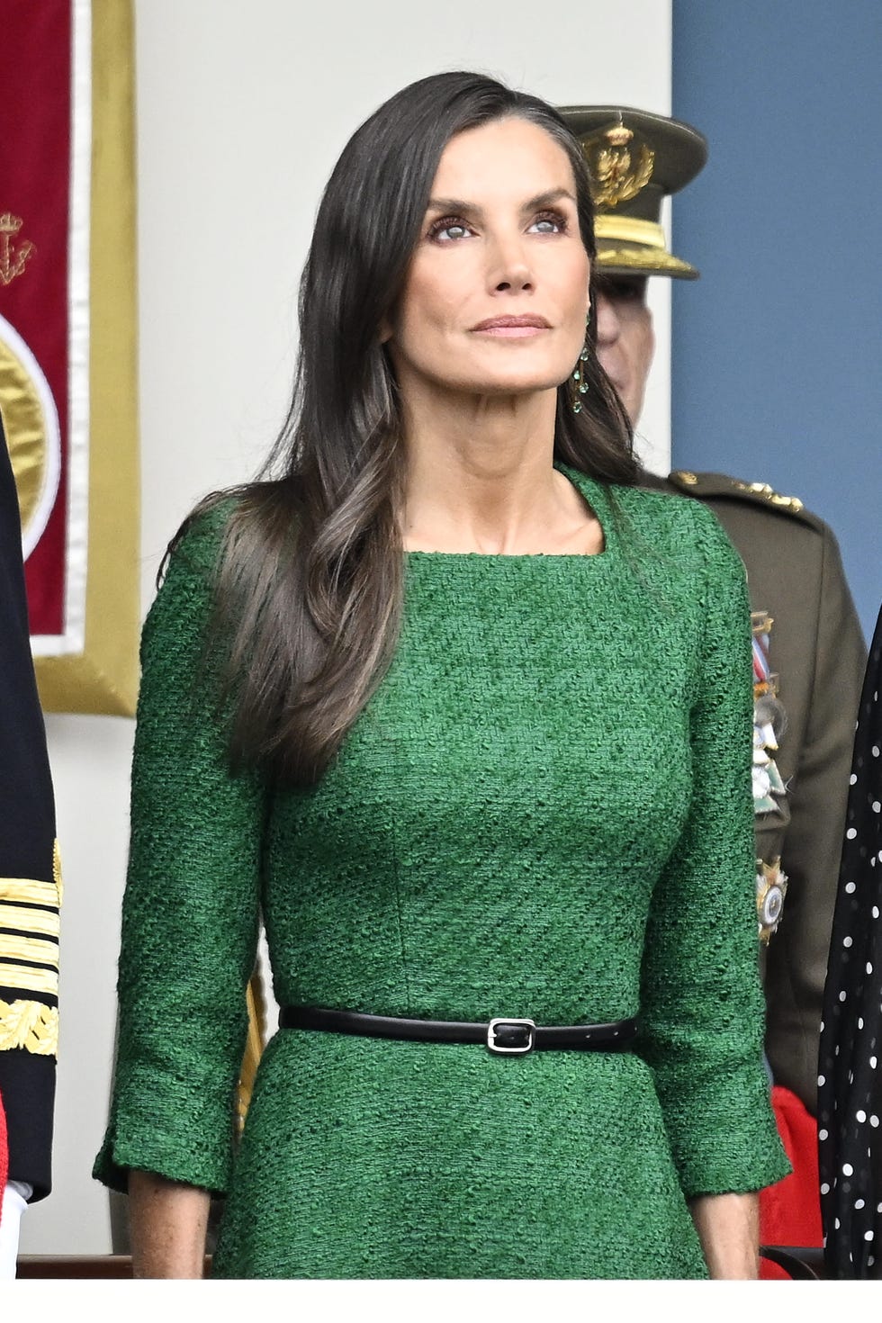 la reina letizia brilla en el dia de la hispanidad con un vestido verde que recuerda a kate middleton