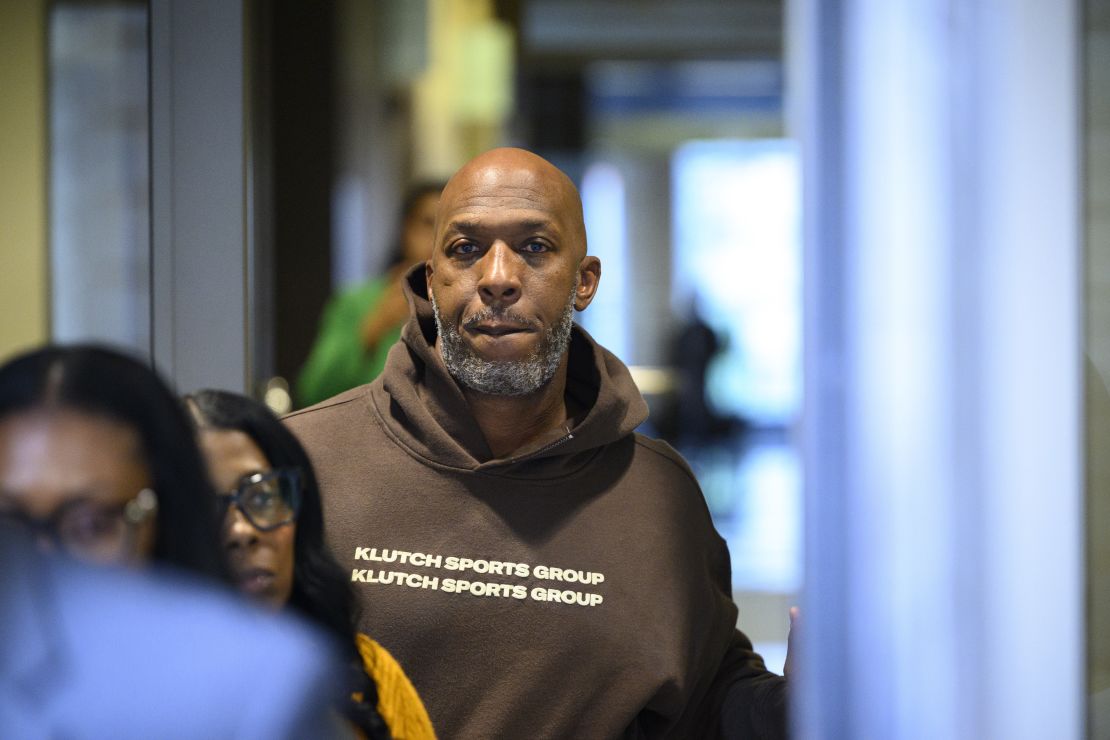 El entrenador Chauncey Billups, de los Portland Trailblazers, sale del Tribunal Federal Mark O. Hatfield tras su comparecencia el 23 de octubre de 2025 en Portland.