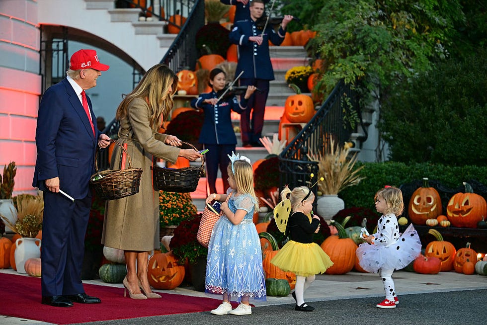 melania trump trench verde halloween