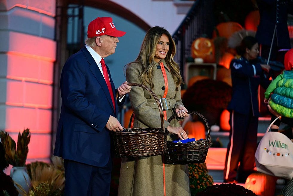 melania trump trench verde halloween