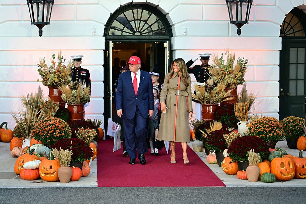 melania trump trench verde halloween