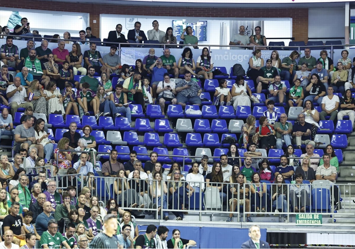 La grada manda un aviso al Unicaja