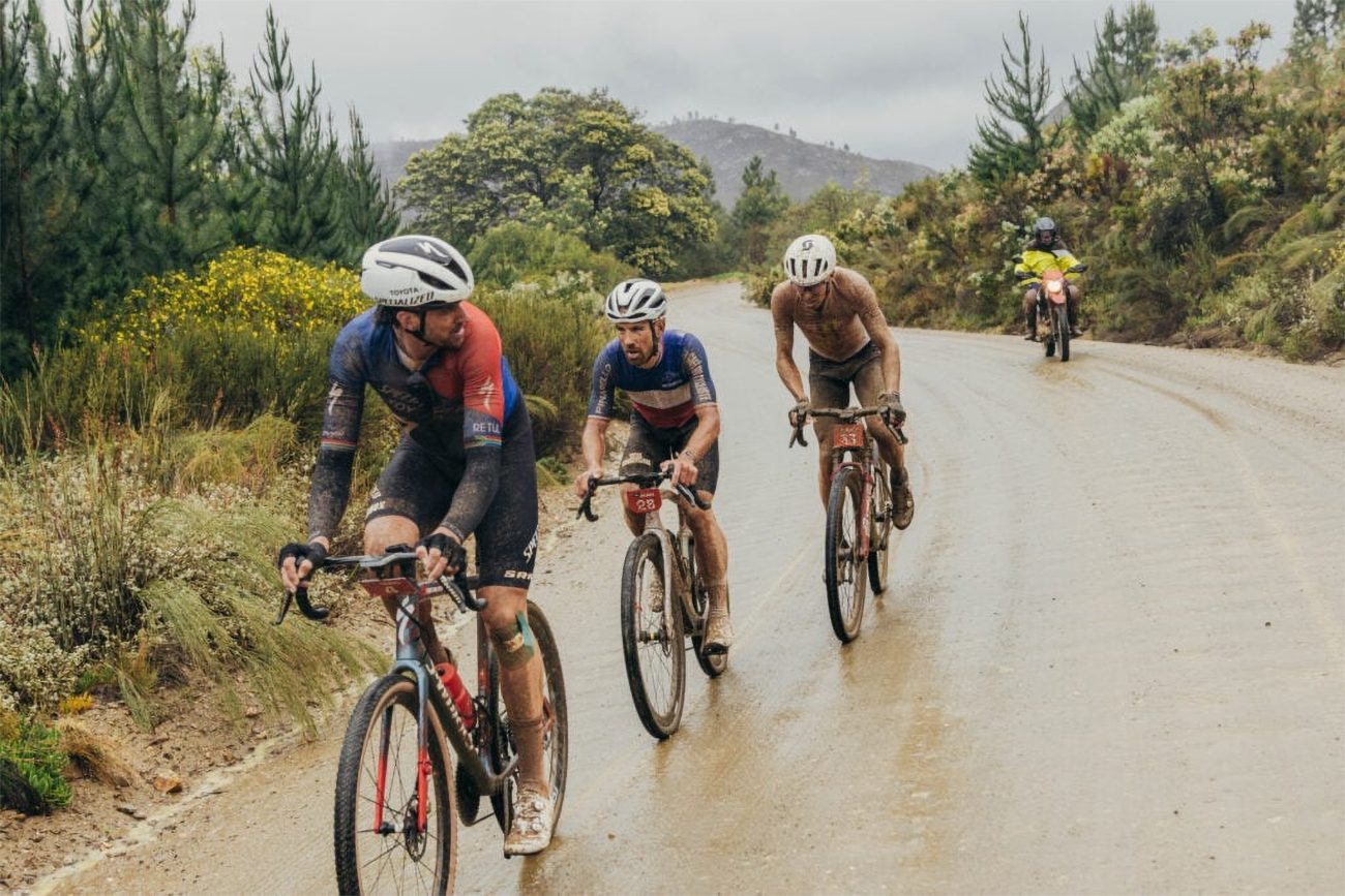 ¿Gravel o ciclocross? Matt Beers y Axelle Dubau-Prevot ganan la 1a y embarrada etapa de la Nedbank Gravel Burn