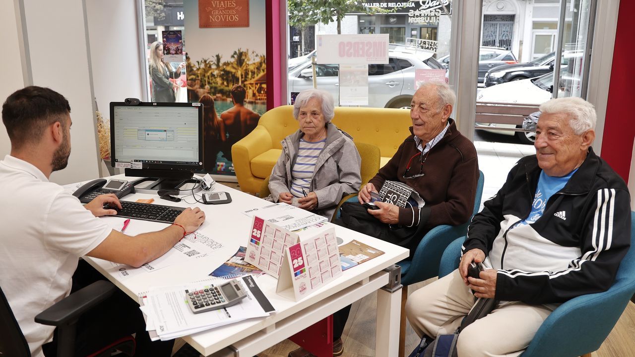 Primer día de venta de viajes del Imserso en Galicia: «Queremos viajar en marzo, pero seguramente mañana no quedará nada» - La Voz de Galicia