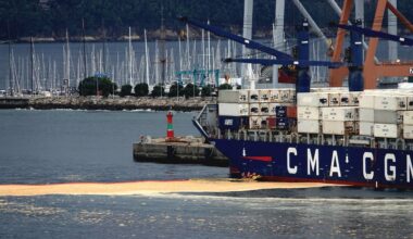 Dos trabajadores heridos y un vertido en el mar al implosionar un silo de aceite de palma en el puerto de Vigo