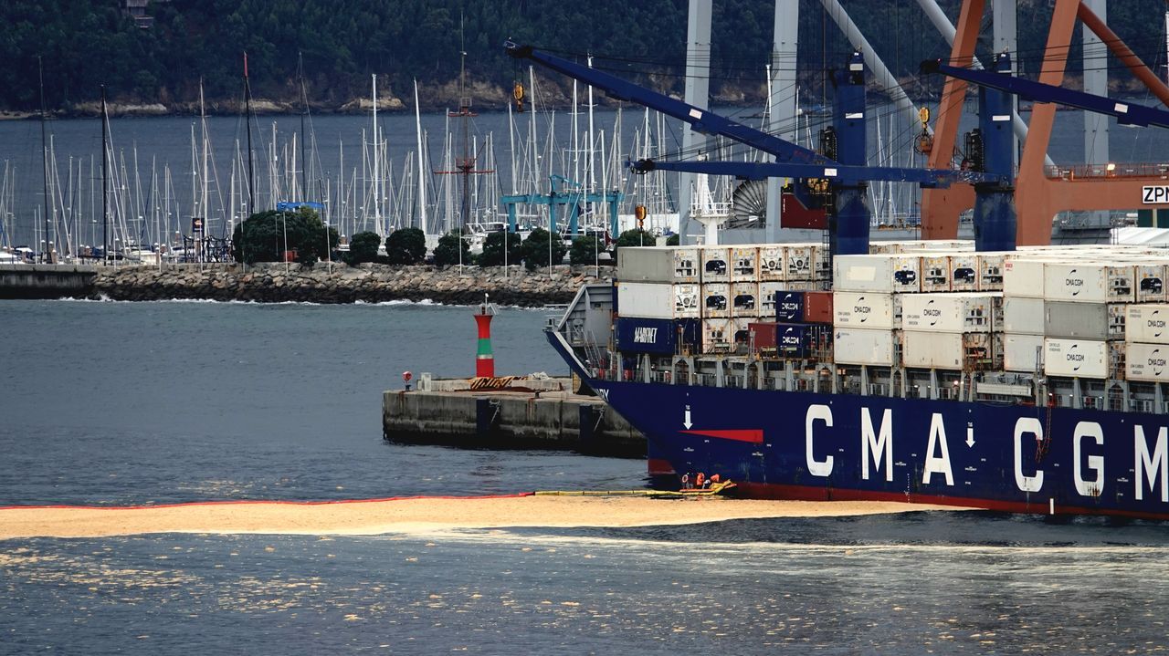 Dos trabajadores heridos y un vertido en el mar al implosionar un silo de aceite de palma en el puerto de Vigo