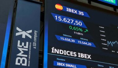 El Ibex 35 sube un 1%, roza los 15.700 puntos y firma máximos anuales