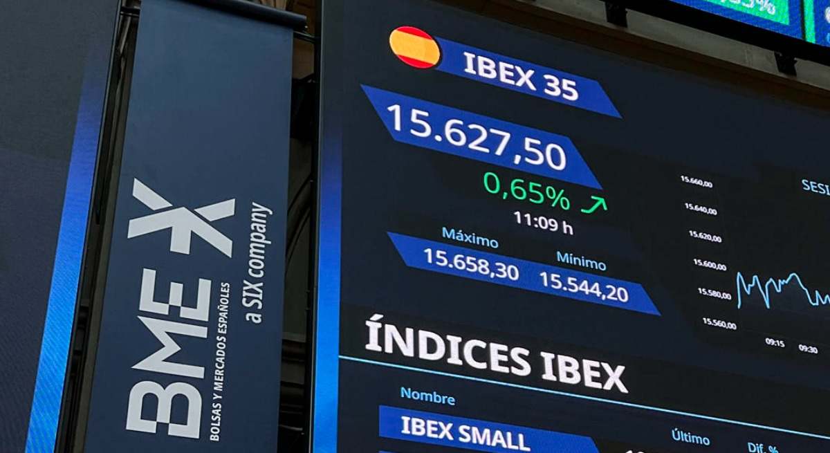 El Ibex 35 sube un 1%, roza los 15.700 puntos y firma máximos anuales