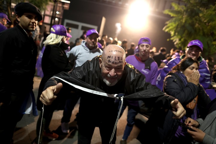 Militantes de LLA llegan a la presentación de su libro 'La Construcción del Milagro' de Javier Milei, en la ciudad de Buenos Aires. Foto Francisco Loureiro / Clarín